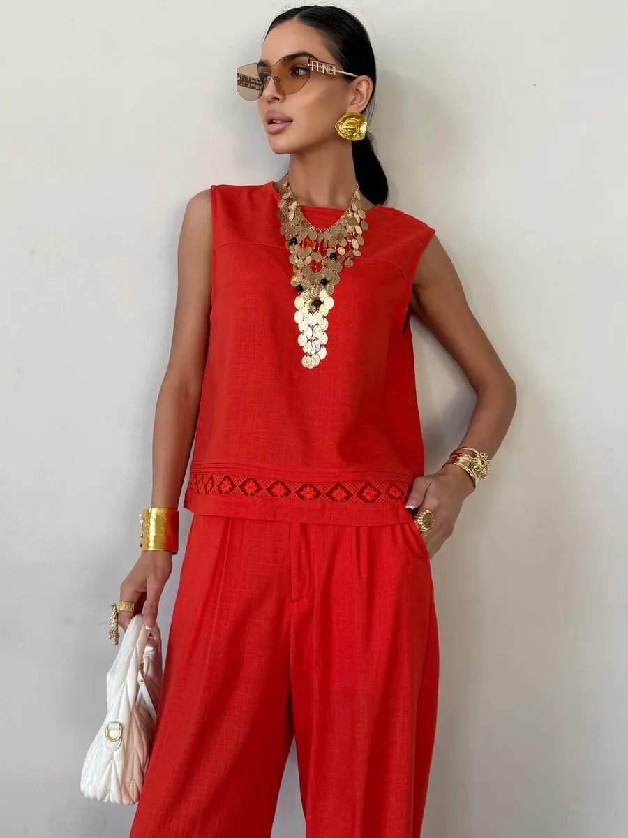 Красный костюм брючный летний льняной