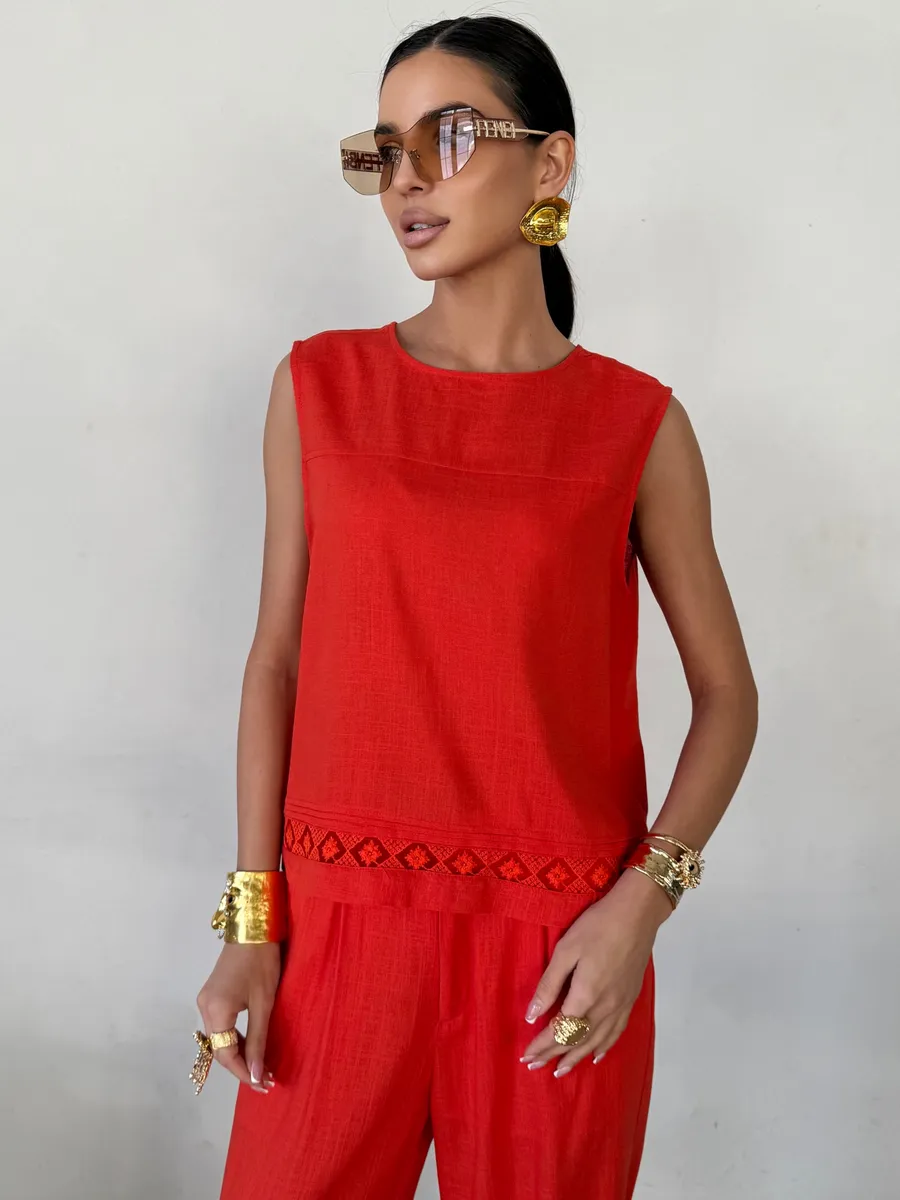 Красный костюм брючный летний льняной
