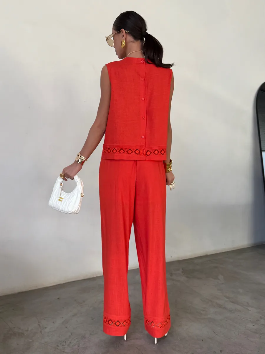 Красный костюм брючный летний льняной