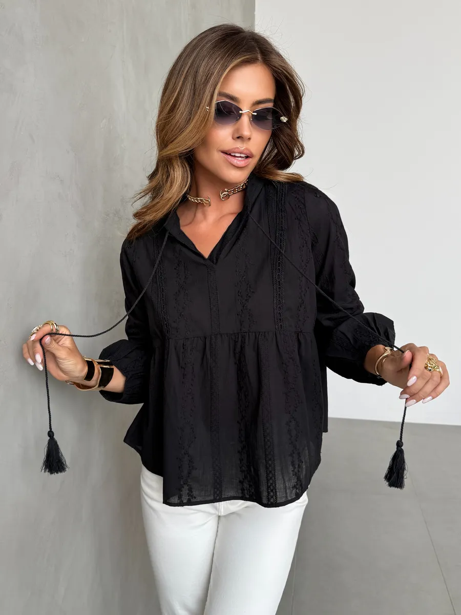 Черная летняя легкая блузка нарядная хлопковая с вышивкой