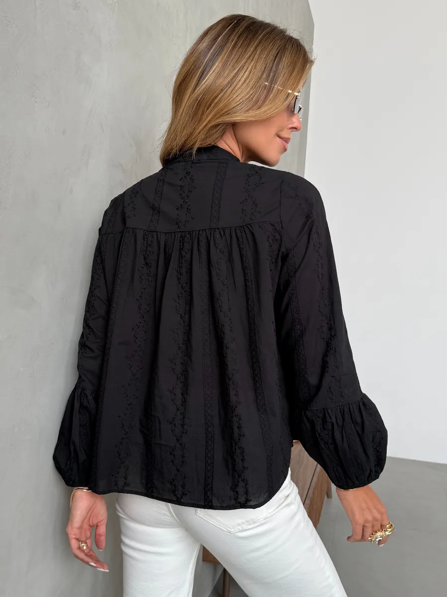 Черная летняя легкая блузка нарядная хлопковая с вышивкой
