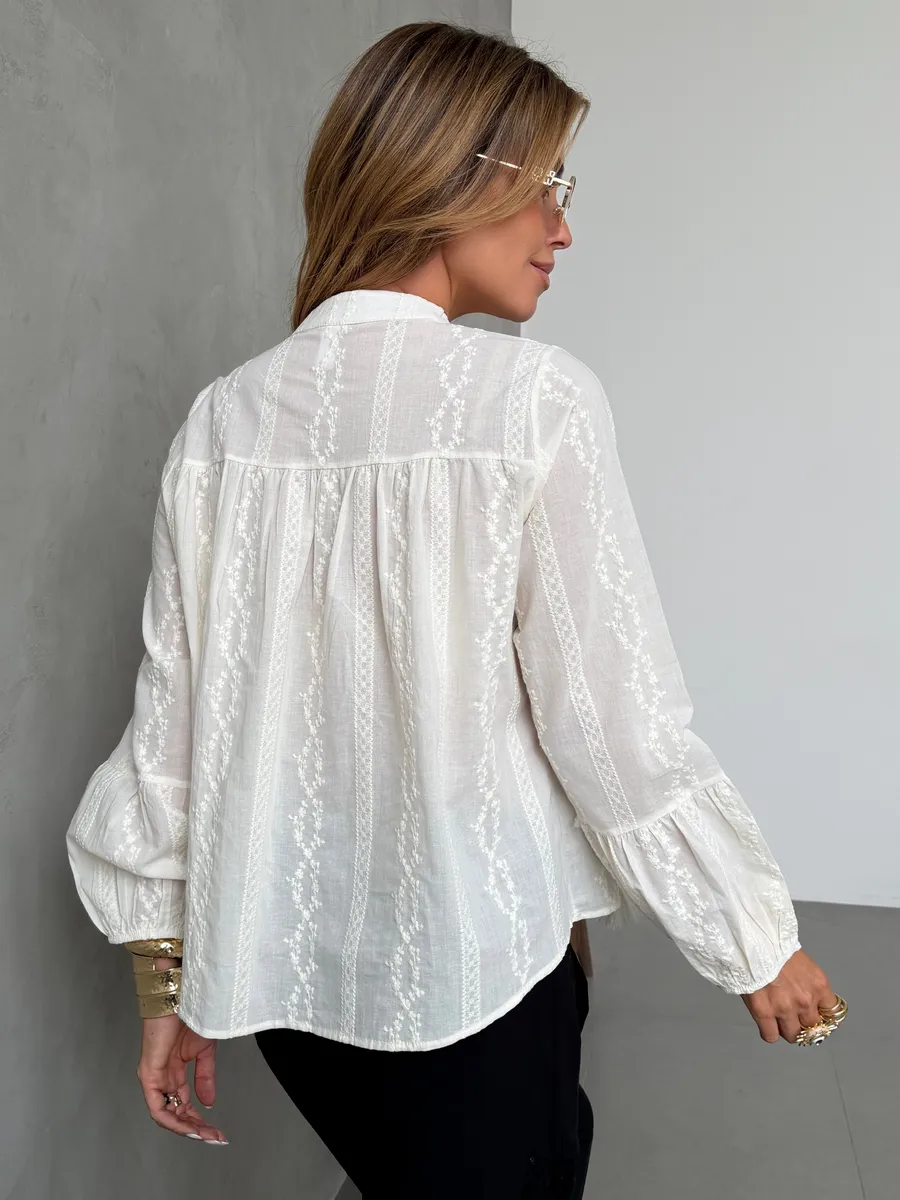 Молочная летняя легкая блузка нарядная хлопковая с вышивкой