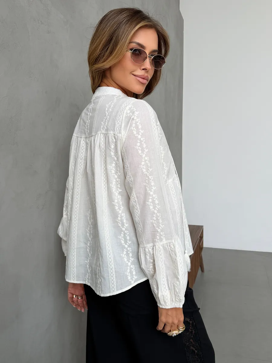 Молочная летняя легкая блузка нарядная хлопковая с вышивкой