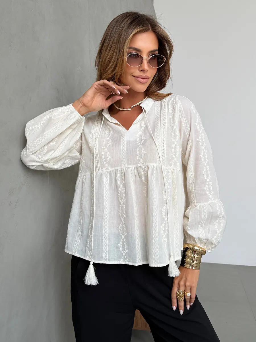 Молочная летняя легкая блузка нарядная хлопковая с вышивкой