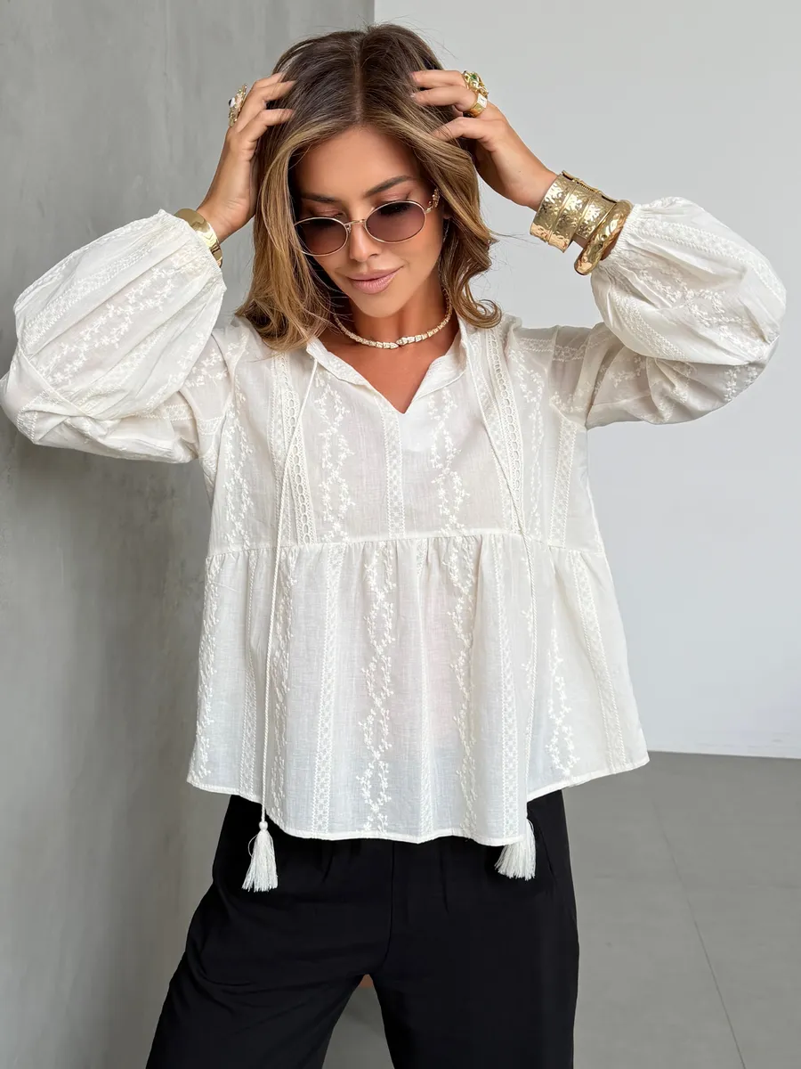 Молочная летняя легкая блузка нарядная хлопковая с вышивкой