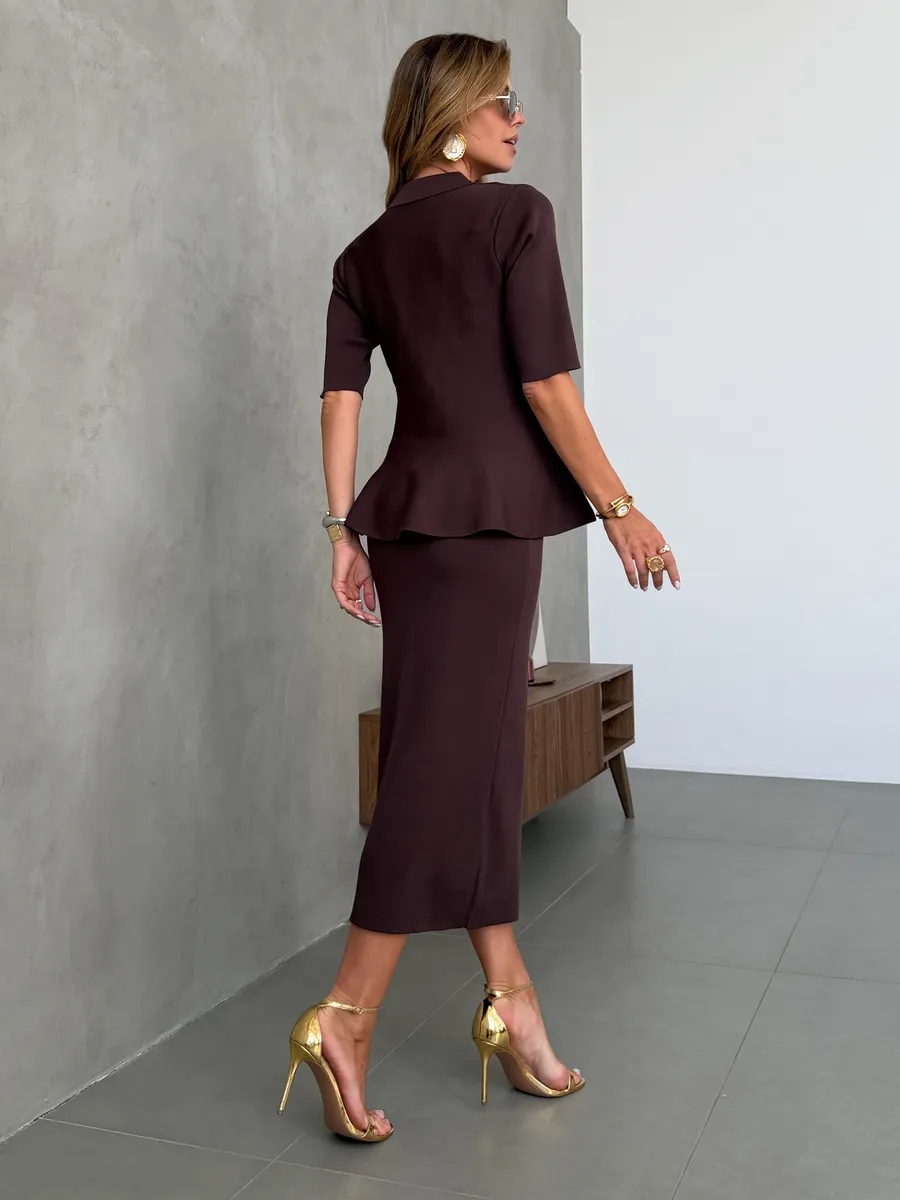 Коричневый костюм с юбкой праздничный трикотажный